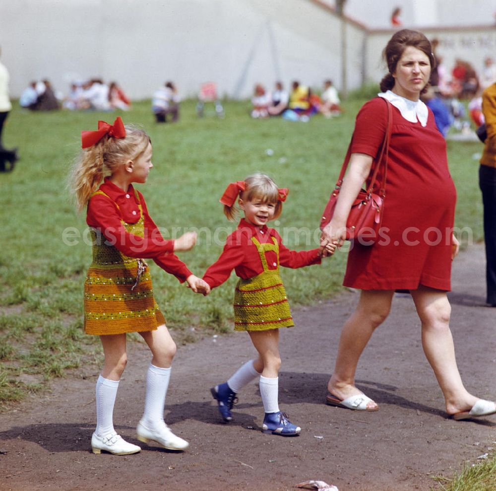 Gubin: Eine schwangere Frau mit ihren zwei Mädchen mit selbstgestrickten Röckchen auf dem Frühlingsfest in Gubin.