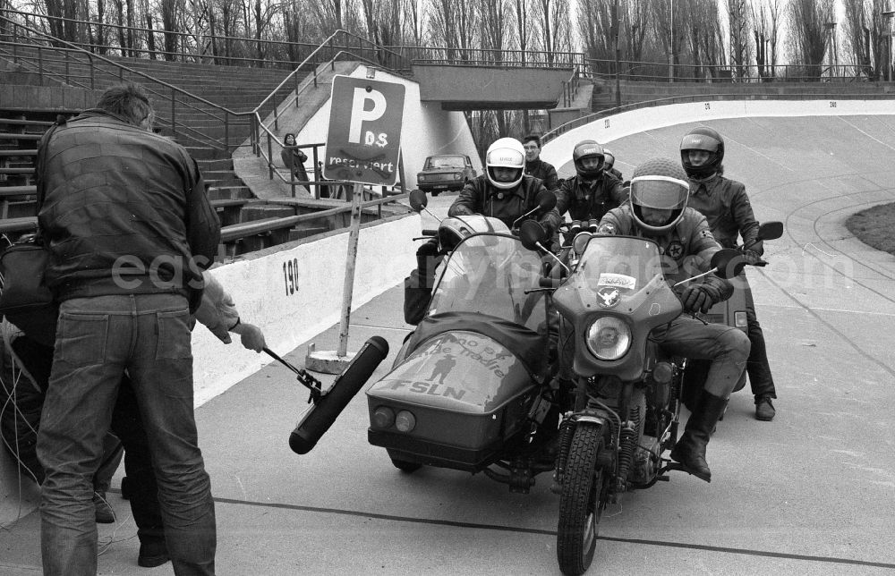 GDR picture archive: Berlin - PDS - left - politician Gregor Gysi drives to shooting for an election spot with the sidecar of an MZ - motorcycle on Rennbahnstrasse in the Weissensee district in Berlin East Berlin on the territory of the former GDR, German Democratic Republic