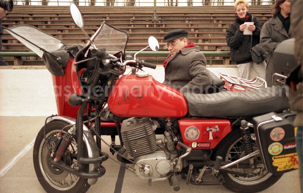 GDR image archive: Berlin - PDS - left - politician Gregor Gysi drives to shooting for an election spot with the sidecar of an MZ - motorcycle on Rennbahnstrasse in the Weissensee district in Berlin East Berlin on the territory of the former GDR, German Democratic Republic