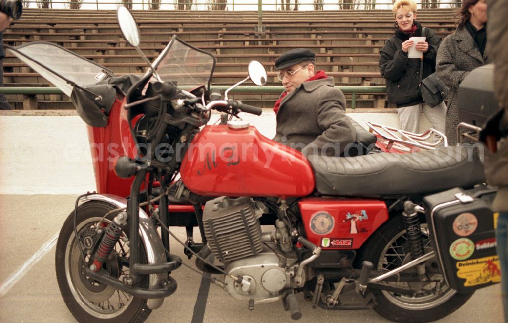 GDR picture archive: Berlin - PDS - left - politician Gregor Gysi drives to shooting for an election spot with the sidecar of an MZ - motorcycle on Rennbahnstrasse in the Weissensee district in Berlin East Berlin on the territory of the former GDR, German Democratic Republic