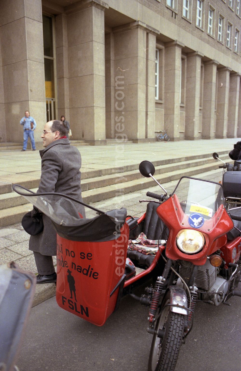 GDR photo archive: Berlin - PDS - left - politician Gregor Gysi drives with the sidecar of an MZ - motorcycle in front of the entrance of the former Central Committee of the SED and headquarters of the PDS (today's Foreign Office - Ministry of Foreign Affairs) in the district Mitte in Berlin East Berlin in the area of the former GDR, German Democratic Republic
