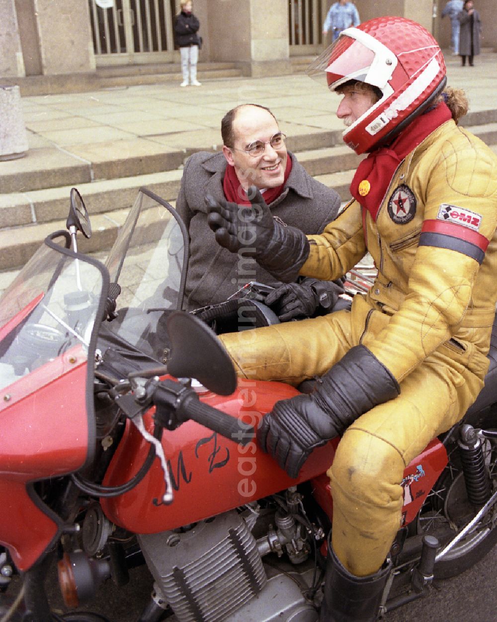 Berlin: PDS - left - politician Gregor Gysi drives with the sidecar of an MZ - motorcycle in front of the entrance of the former Central Committee of the SED and headquarters of the PDS (today's Foreign Office - Ministry of Foreign Affairs) in the district Mitte in Berlin East Berlin in the area of the former GDR, German Democratic Republic