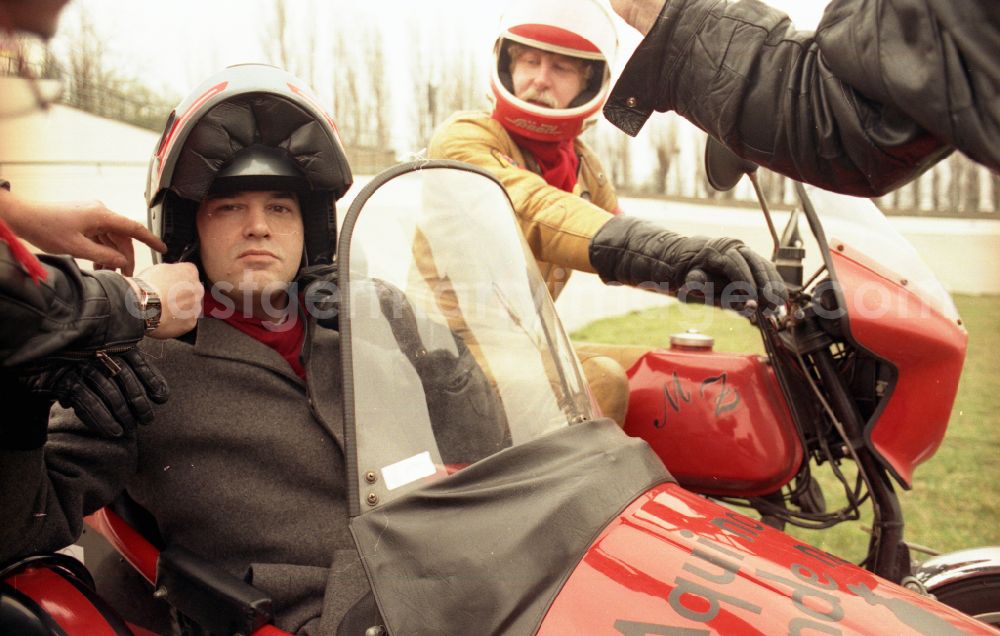 GDR image archive: Berlin - PDS - left - politician Gregor Gysi drives to shooting for an election spot with the sidecar of an MZ - motorcycle on Rennbahnstrasse in the Weissensee district in Berlin East Berlin on the territory of the former GDR, German Democratic Republic