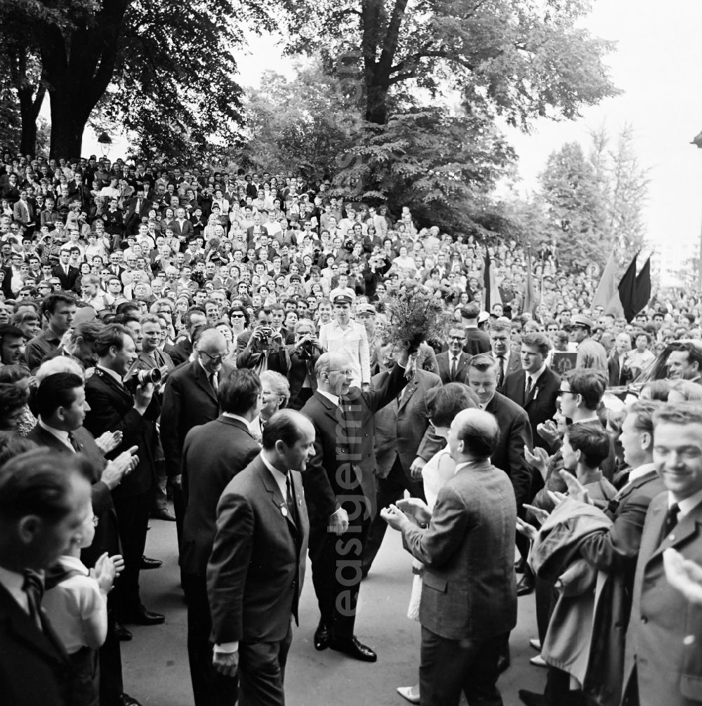 GDR image archive: Dresden - Reception for politician Walter Ulbricht at the 7th Workers' Festival on Tzschirnerplatz in the Altstadt district in Dresden in the state of Saxony on the territory of the former GDR, German Democratic Republic