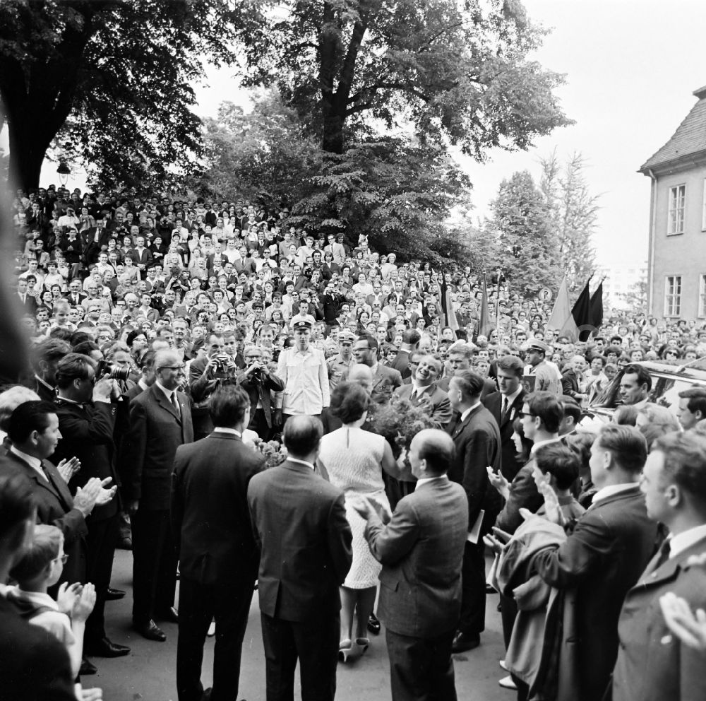 GDR photo archive: Dresden - Reception for politician Walter Ulbricht at the 7th Workers' Festival on Tzschirnerplatz in the Altstadt district in Dresden in the state of Saxony on the territory of the former GDR, German Democratic Republic