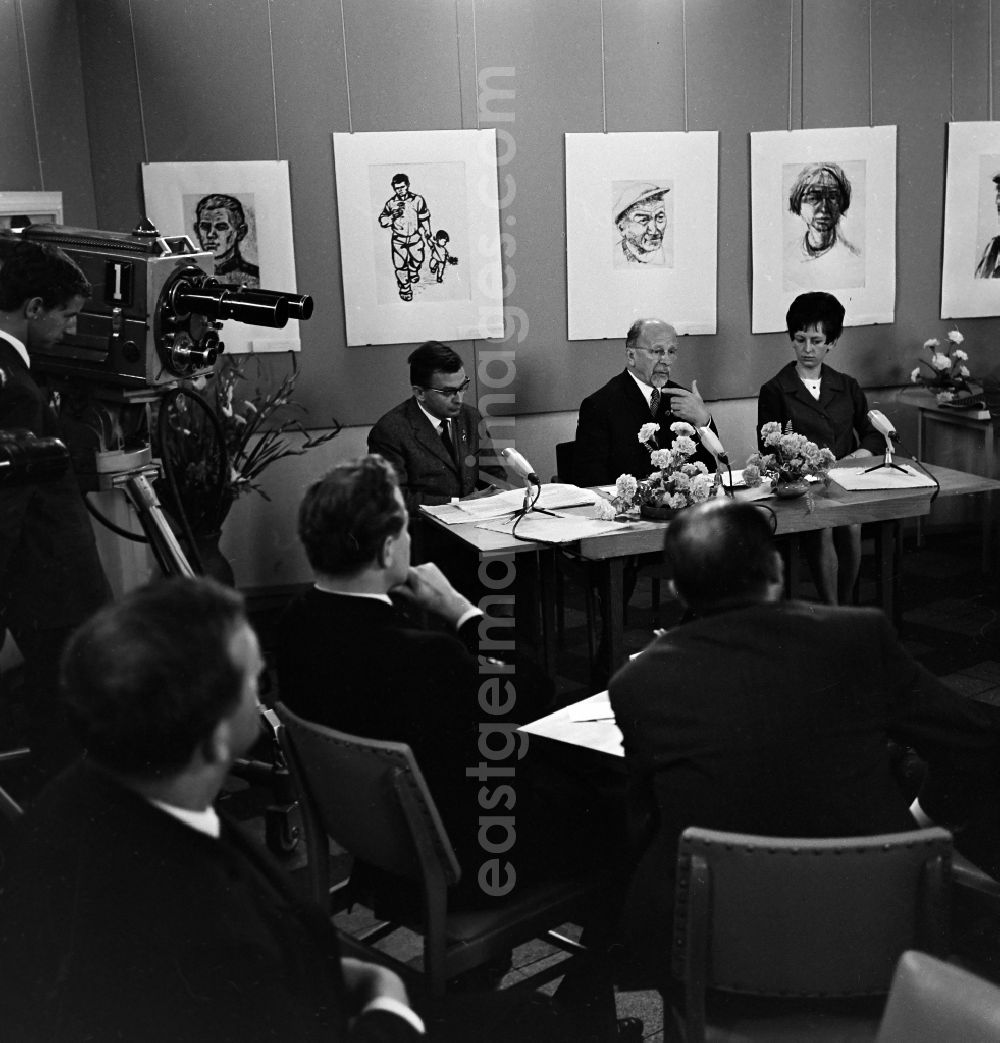 GDR picture archive: Dresden - Reception for politician Walter Ulbricht in conversation with artists at the 7th Workers' Festival in the Albertinum on Tzschirnerplatz in the Altstadt district in Dresden in the state of Saxony on the territory of the former GDR, German Democratic Republic