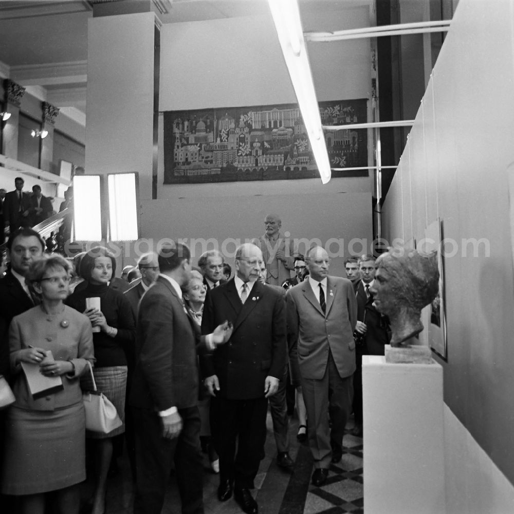 GDR photo archive: Dresden - Reception for politician Walter Ulbricht in conversation with artists at the 7th Workers' Festival on Tzschirnerplatz in the Altstadt district in Dresden in the state of Saxony on the territory of the former GDR, German Democratic Republic