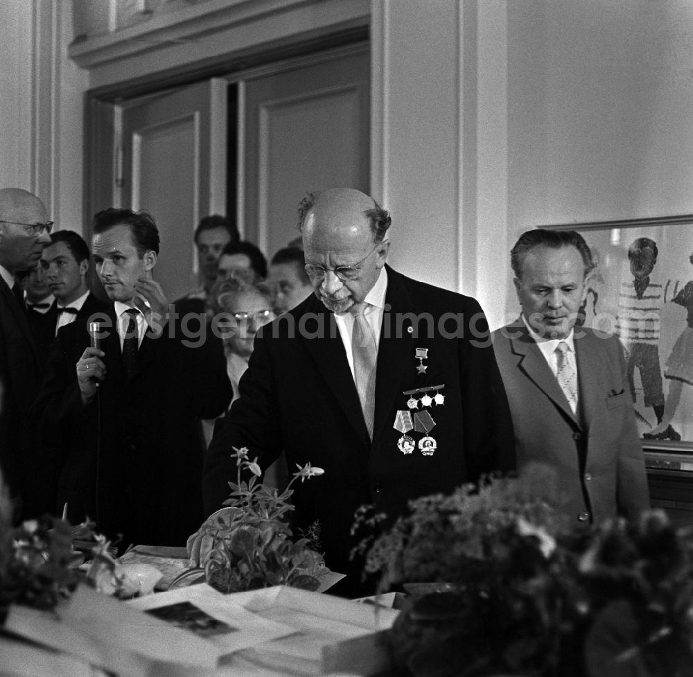 GDR photo archive: Berlin - Reception for politicians Walter Ulbricht beim Festakt zu seinem 7