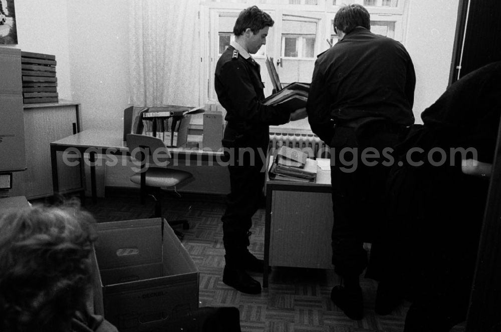GDR image archive: unbekannt - Polizeiaktion im PDS - Parteivorstand 24.2.92 ND/Lange