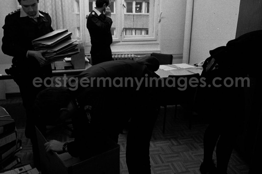 GDR picture archive: unbekannt - Polizeiaktion im PDS - Parteivorstand 24.2.92 ND/Lange