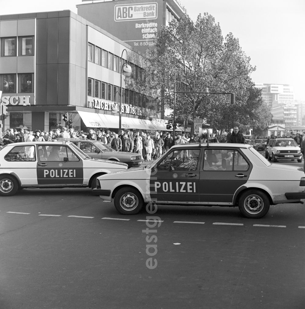 GDR image archive: Berlin - Charlottenburg - West Berlin police shows present on the Kurfürstendamm to the traffic due to capacity limitations. Visitors from the GDR flow along the Kurfürstendamm