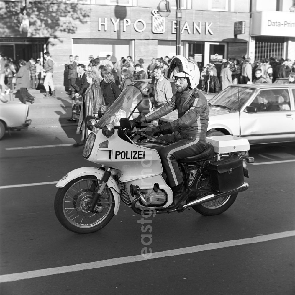 GDR photo archive: Berlin - Charlottenburg - West Berlin police shows present on the Kurfürstendamm to the traffic due to capacity limitations. Visitors from the GDR flow along the Kurfürstendamm