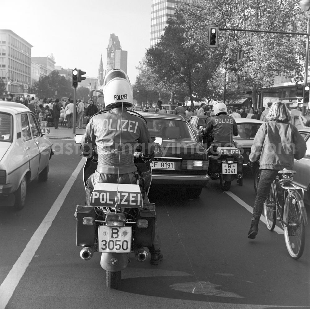 GDR picture archive: Berlin - Charlottenburg - West Berlin police shows present on the Kurfürstendamm to the traffic due to capacity limitations. Visitors from the GDR flow along the Kurfürstendamm