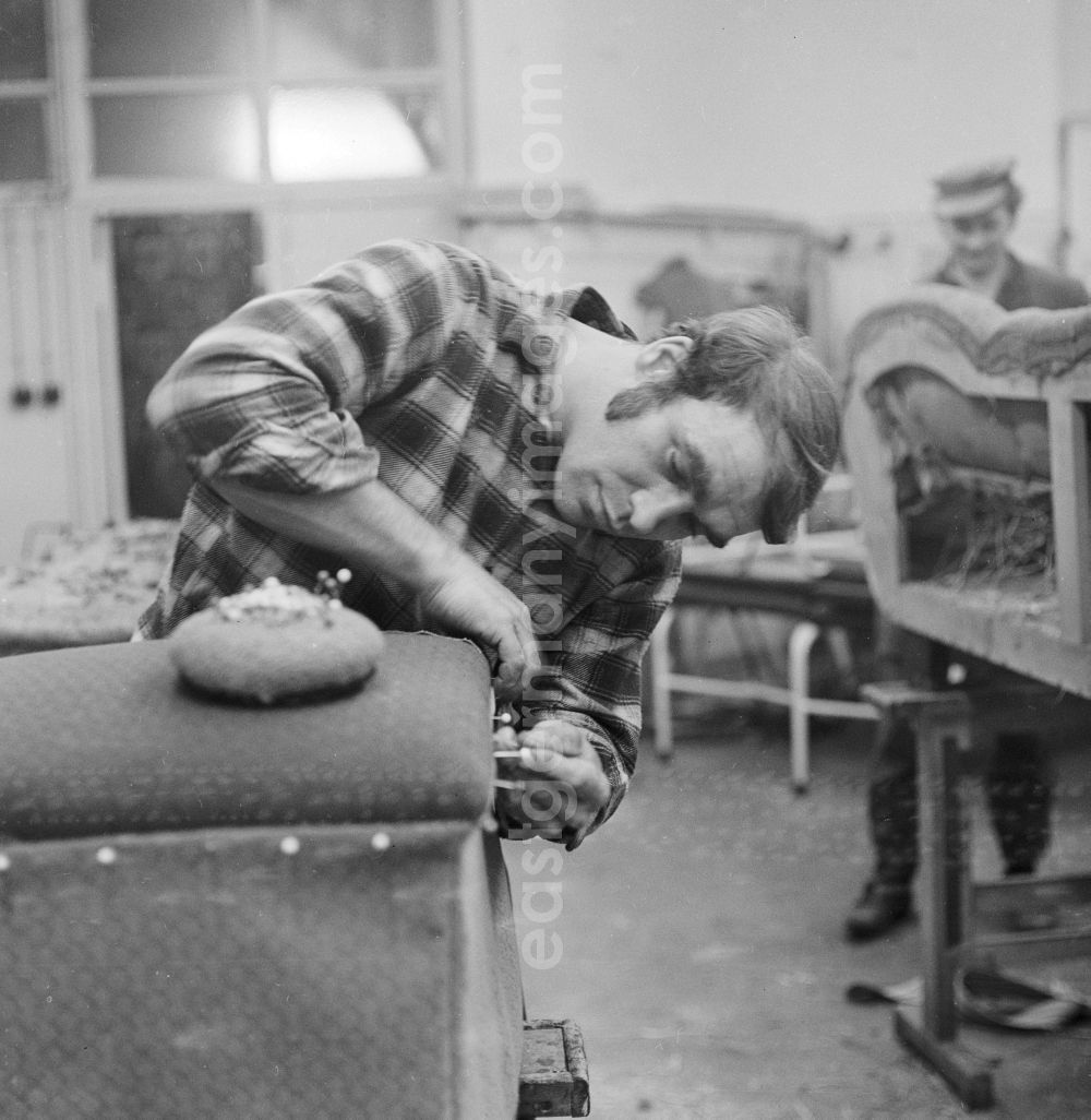 GDR picture archive: Berlin - Upholsterers at work in Berlin, the former capital of the GDR, the German Democratic Republic