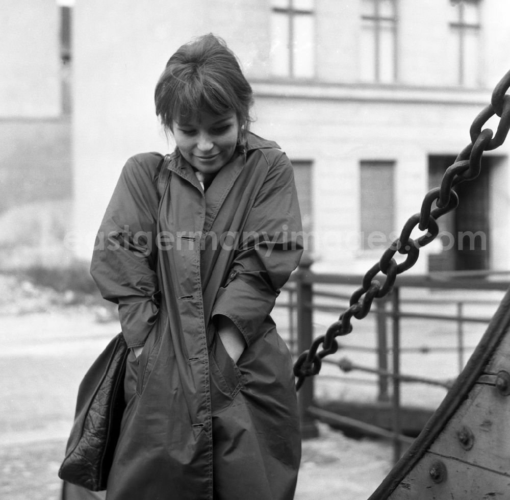 GDR photo archive: Berlin - Portrait of Angelica Domroese at the Jungfern Bridge in Berlin, the former capital of the GDR, German Democratic Republic