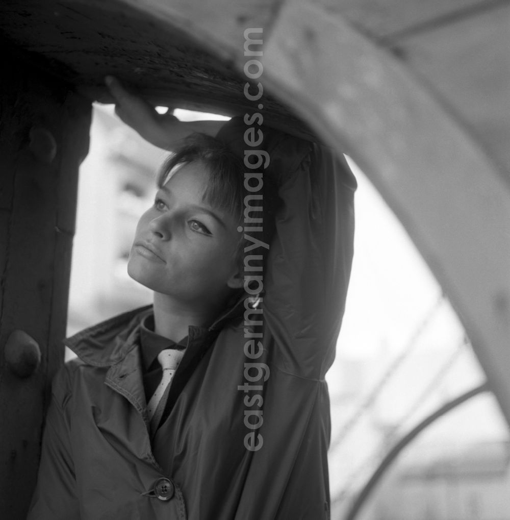 GDR photo archive: Berlin - Portrait of Angelica Domroese at the Jungfern Bridge in Berlin, the former capital of the GDR, German Democratic Republic