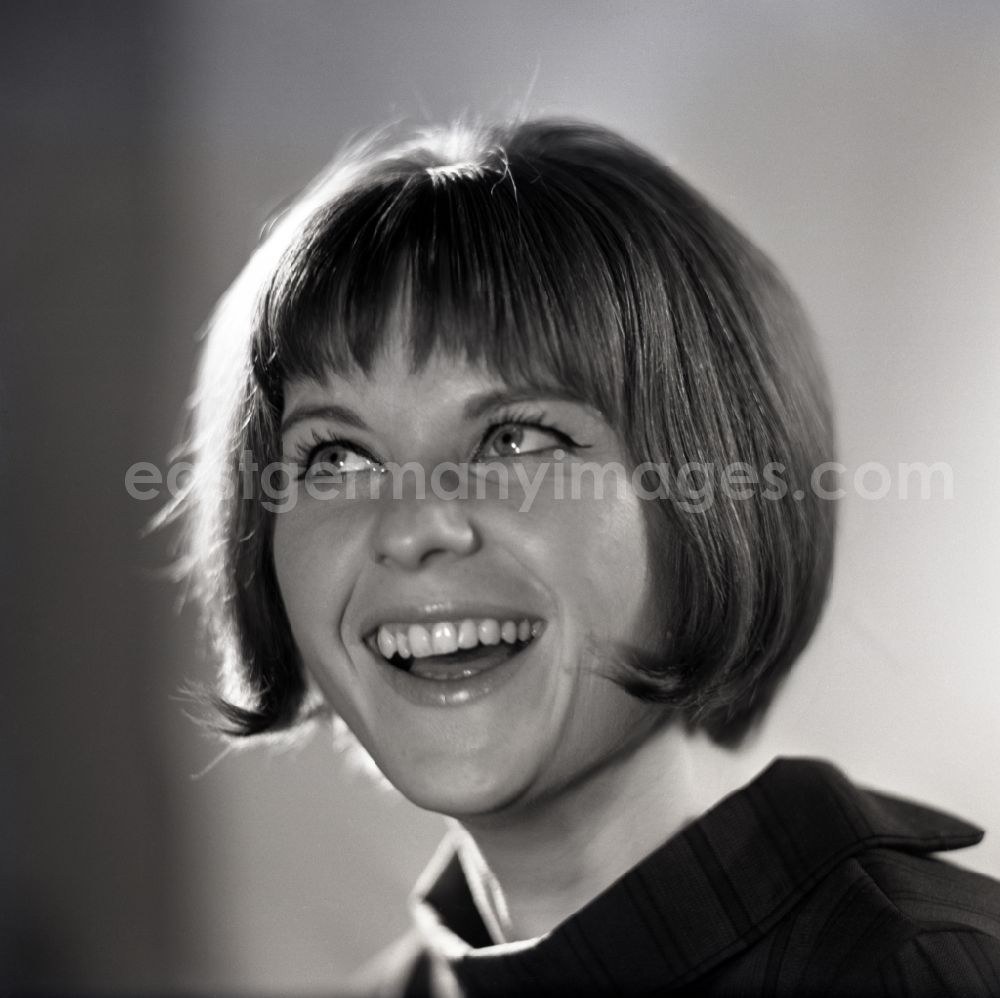 GDR picture archive: Berlin - Portrait Karin Reif, actress, in Eastberlin on the territory of the former GDR, German Democratic Republic