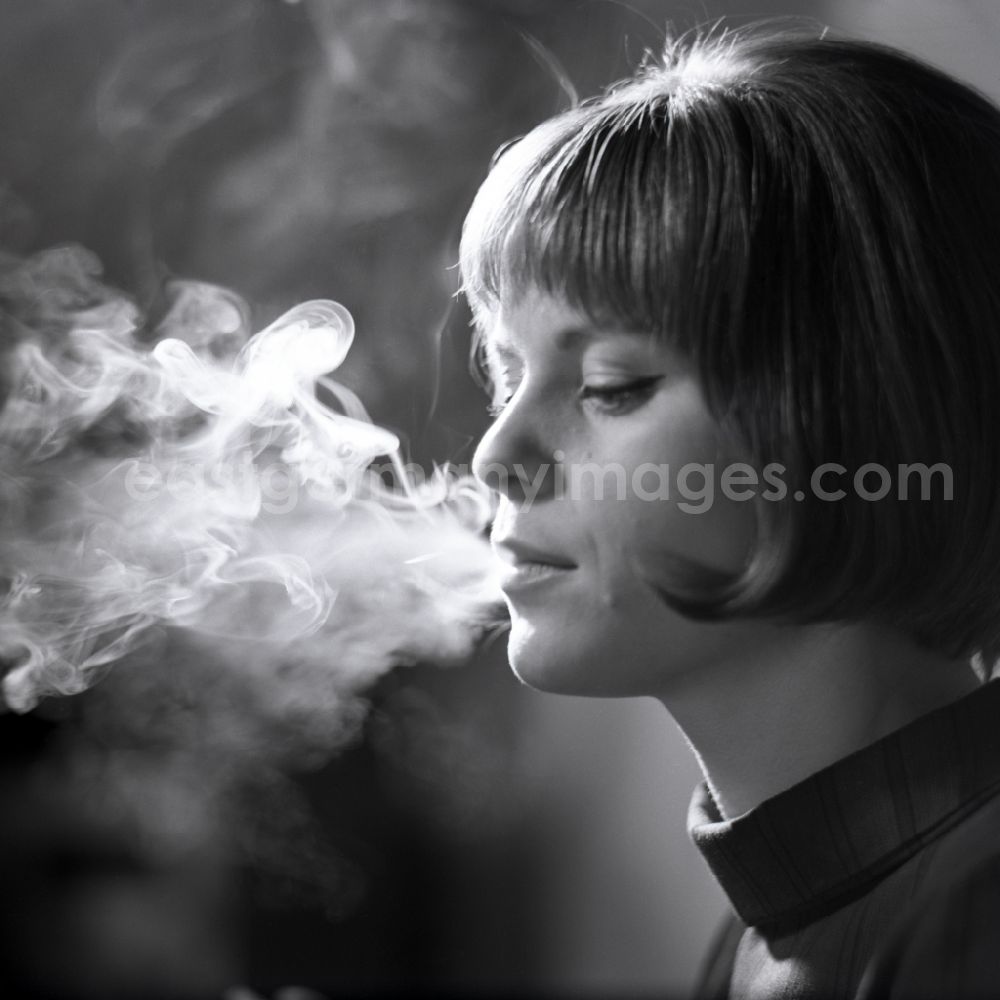 GDR photo archive: Berlin - Portrait Karin Reif, actress smoking, in Eastberlin on the territory of the former GDR, German Democratic Republic