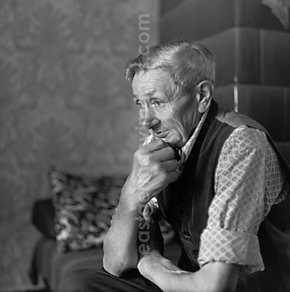 GDR picture archive: Burg (Spreewald) - Portrait shot of an old Sorb in front of his tiled stove in Burg (Spreewald), Brandenburg on the territory of the former GDR, German Democratic Republic