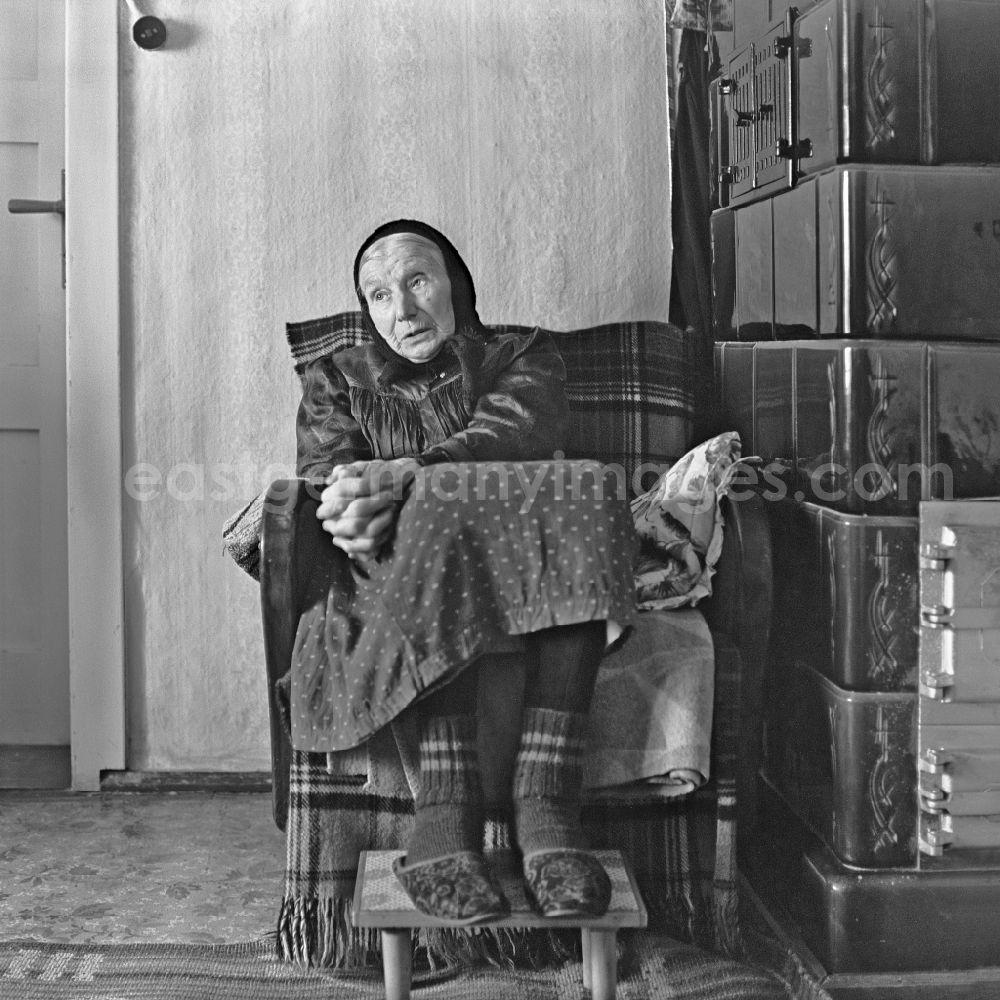 GDR image archive: Burg (Spreewald) - Portrait shot of an old Sorbin with traditional clothing in front of a tiled stove in Burg (Spreewald), Brandenburg in the area of ??the former GDR, German Democratic Republic