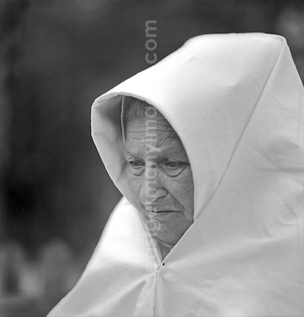 Boxberg: Portrait of an old Sorbin with a white mourning cloak in the Spray district of Boxberg in GDR