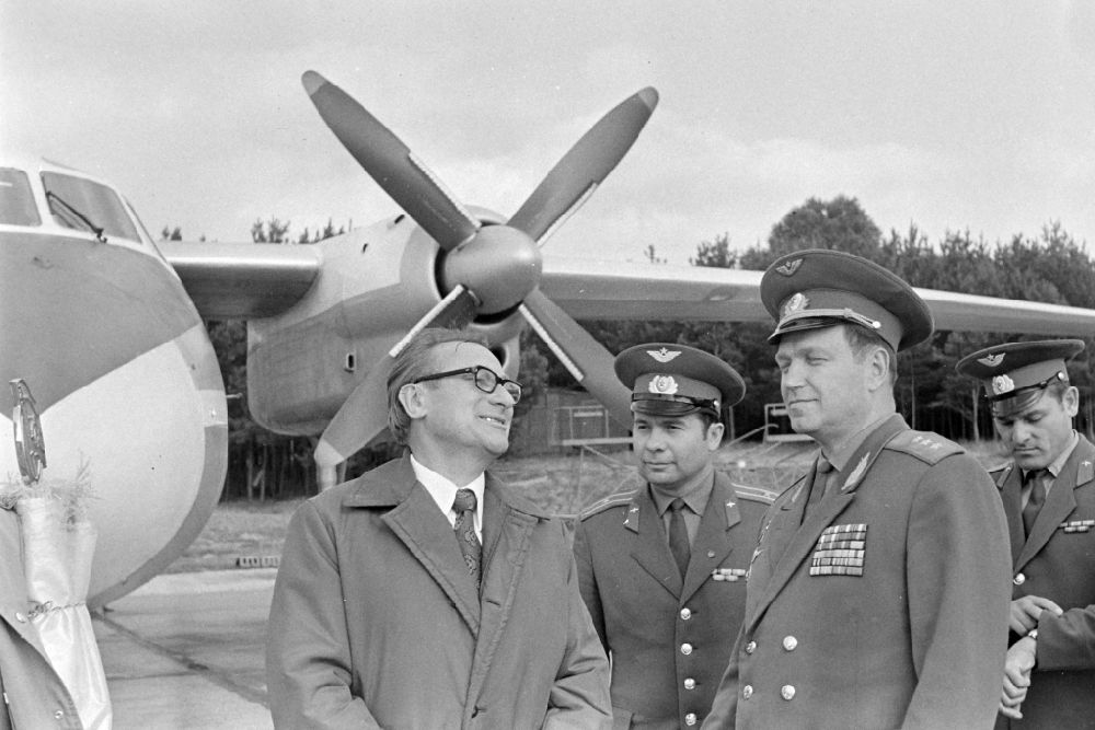 GDR photo archive: Ribnitz-Damgarten - Portrait of Kurt Thieme (General Secretary of the Central Board of the Society for German-Soviet Friendship DSF) on the occasion of a visit to the troops with officers in front of an Antonov An-24 transport aircraft of the GSSD Group of the Soviet Armed Forces in Germany at the airfield in Ribnitz-Damgarten, Mecklenburg-Western Pomerania Area of the former GDR, German Democratic Republic