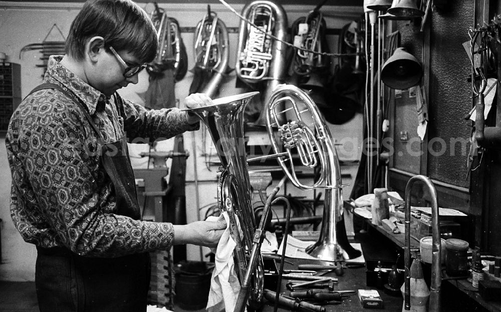 GDR picture archive: Berlin - Portrait shot by the musical instrument maker Reinhard Kurz in Berlin Eastberlin on the territory of the former GDR, German Democratic Republic