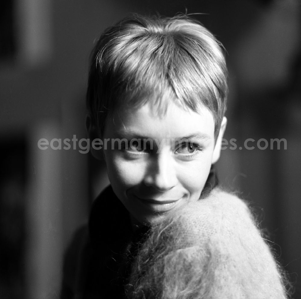 GDR picture archive: Berlin - Portrait the actress Jutta Hoffmann in Berlin Eastberlin, the former capital of the GDR, German Democratic Republic