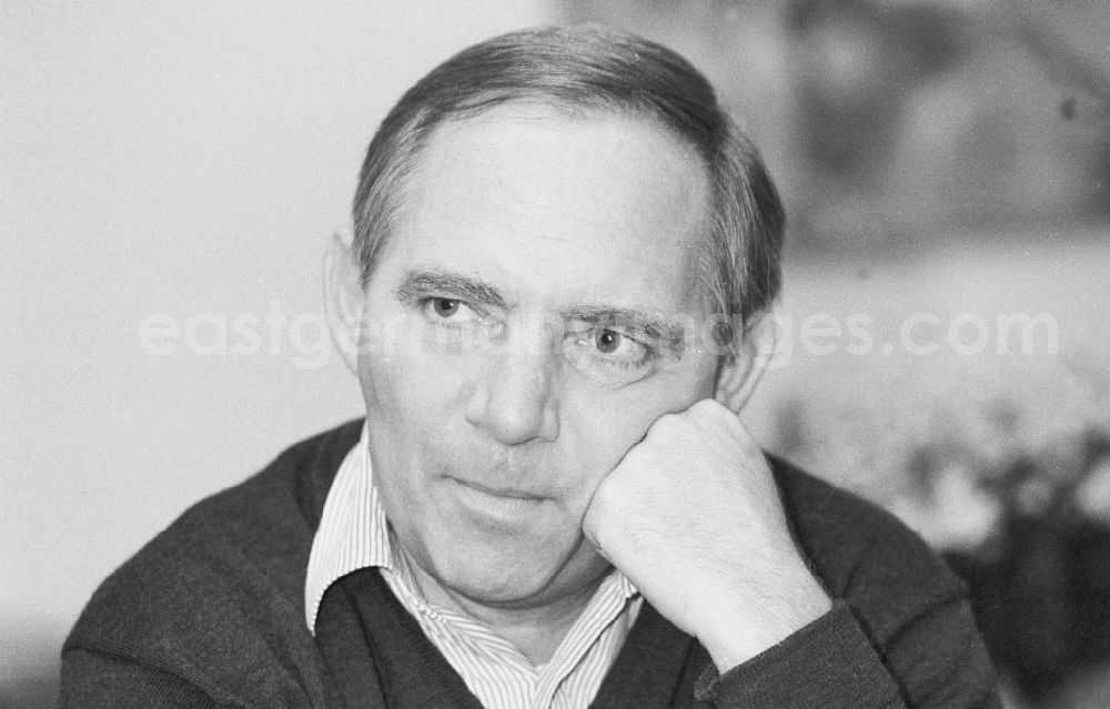 GDR picture archive: Berlin - Porträt Wolfgang Schäuble, Schäuble stüzt seinen Kopf auf Faust / Hand.