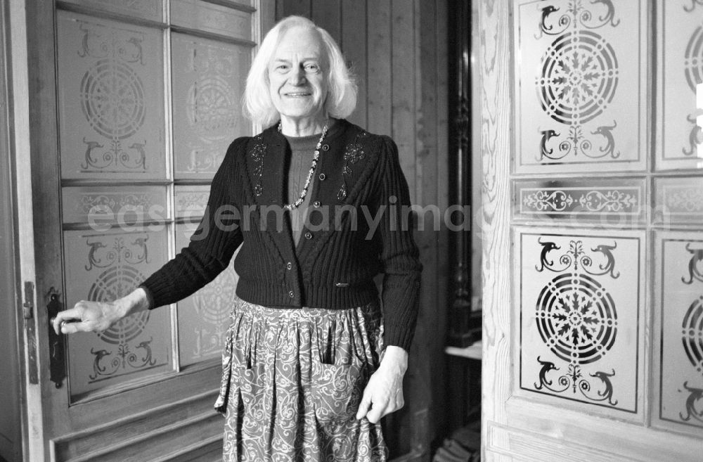 GDR photo archive: Berlin - Portrait of Charlotte von Mahlsdorf (real name Lothar Berfelde) in front of the Wilhelminian Museum she founded on street Hultschiner Damm in the district Mahlsdorf in Berlin East Berlin