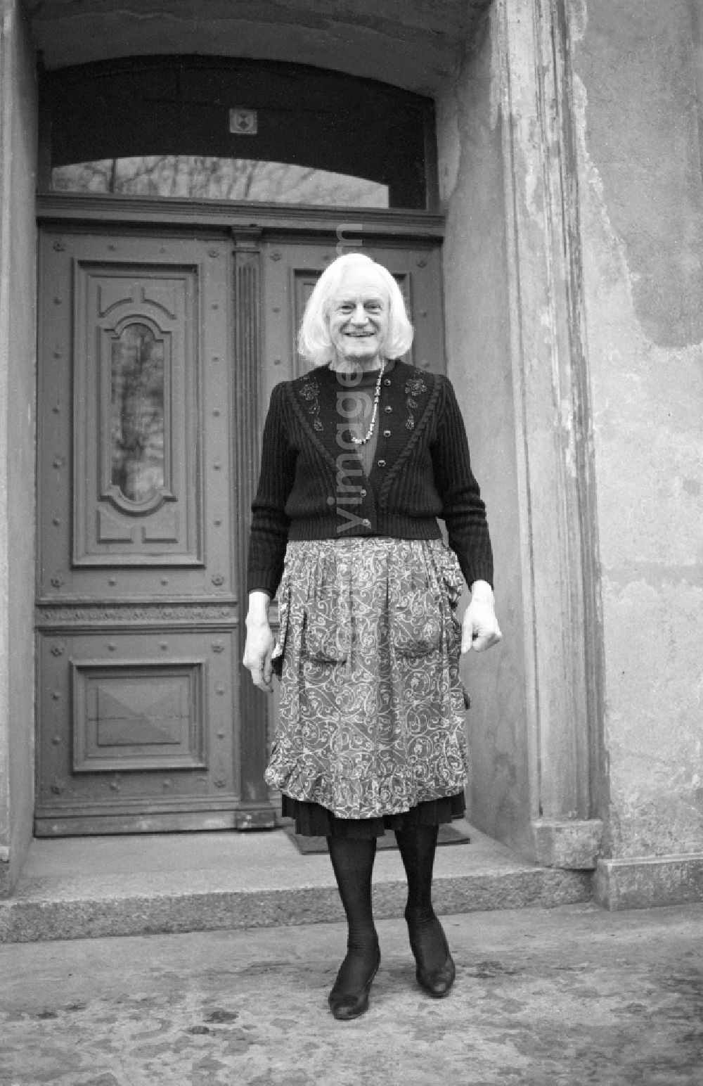 GDR image archive: Berlin - Portrait of Charlotte von Mahlsdorf (real name Lothar Berfelde) in front of the Wilhelminian Museum she founded on street Hultschiner Damm in the district Mahlsdorf in Berlin East Berlin