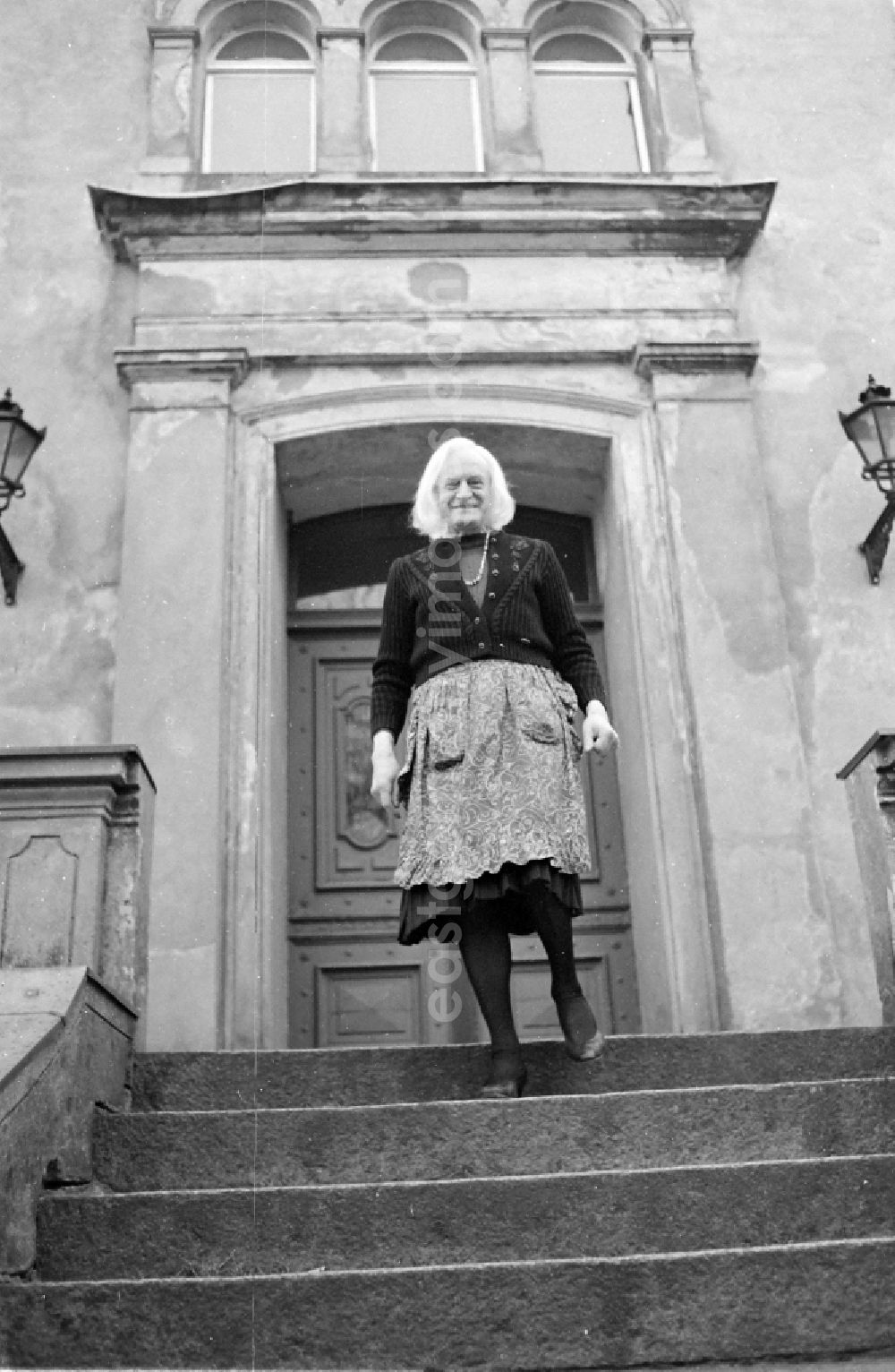 GDR picture archive: Berlin - Portrait of Charlotte von Mahlsdorf (real name Lothar Berfelde) in front of the Wilhelminian Museum she founded on street Hultschiner Damm in the district Mahlsdorf in Berlin East Berlin