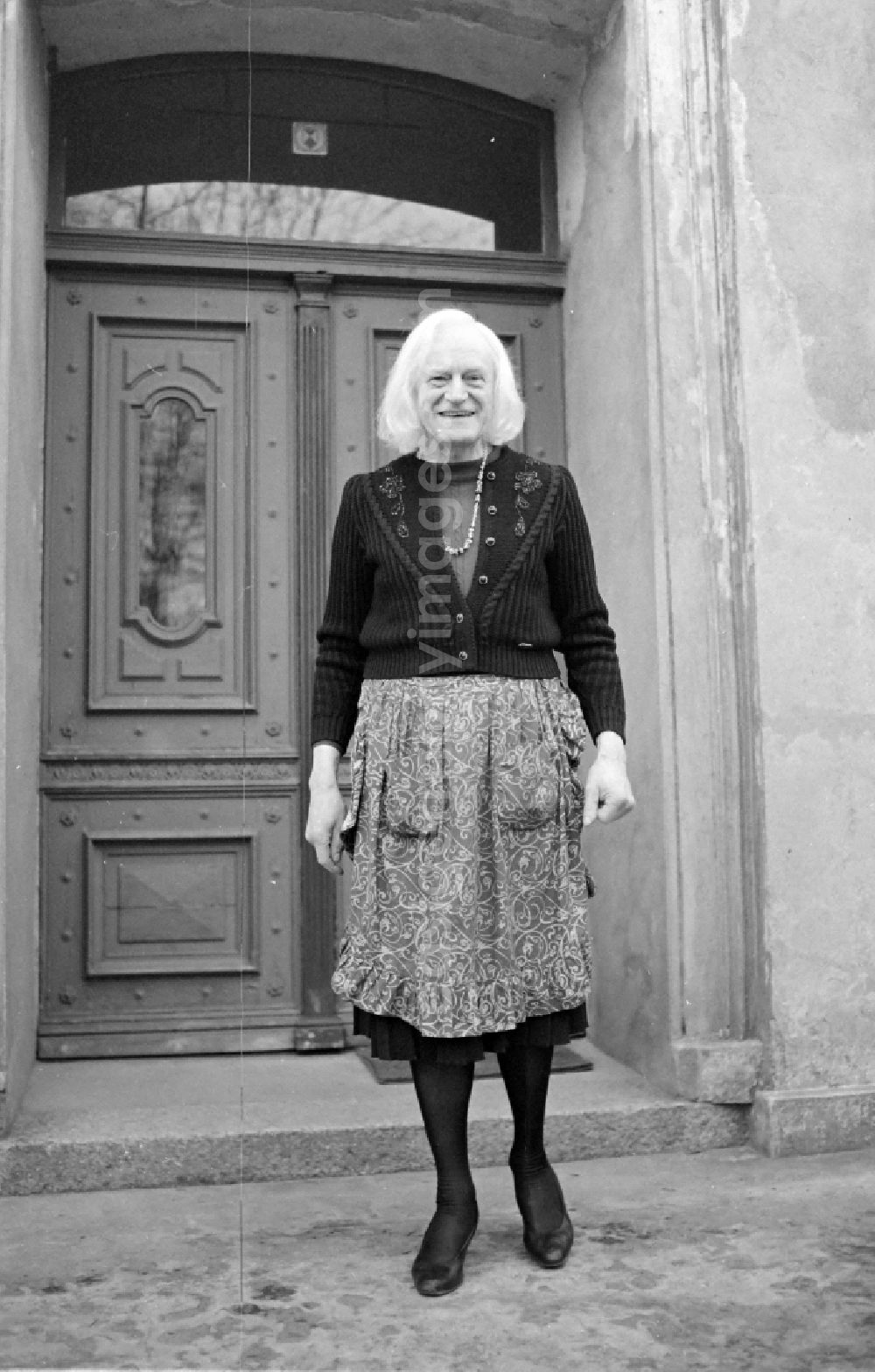Berlin: Portrait of Charlotte von Mahlsdorf (real name Lothar Berfelde) in front of the Wilhelminian Museum she founded on street Hultschiner Damm in the district Mahlsdorf in Berlin East Berlin