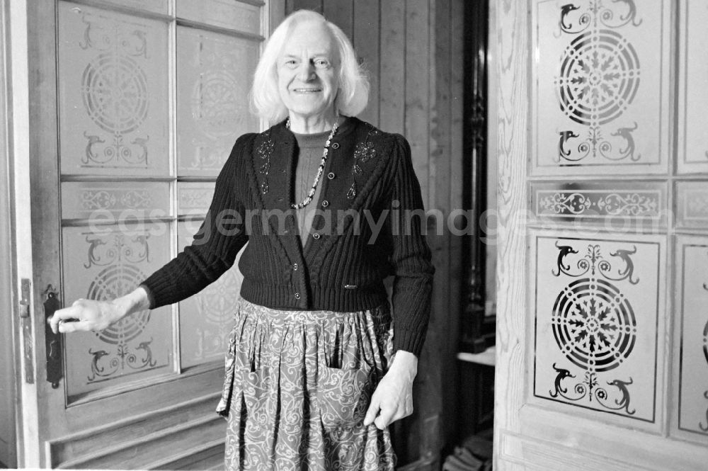 GDR image archive: Berlin - Portrait of Charlotte von Mahlsdorf (real name Lothar Berfelde) in front of the Wilhelminian Museum she founded on street Hultschiner Damm in the district Mahlsdorf in Berlin East Berlin