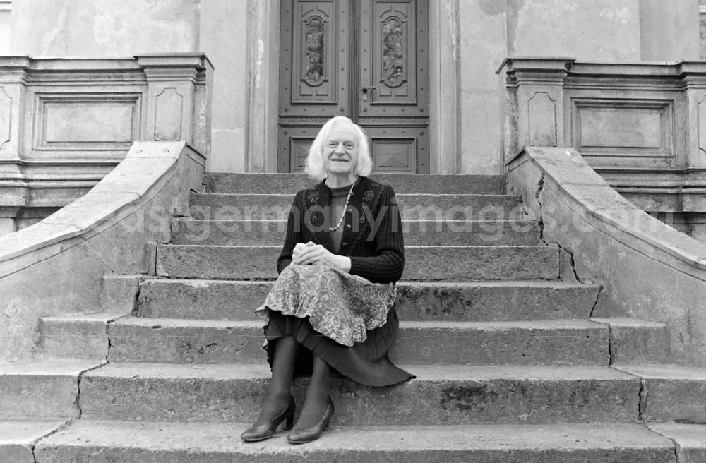 GDR photo archive: Berlin - Portrait of Charlotte von Mahlsdorf (real name Lothar Berfelde) in front of the Wilhelminian Museum she founded on street Hultschiner Damm in the district Mahlsdorf in Berlin East Berlin