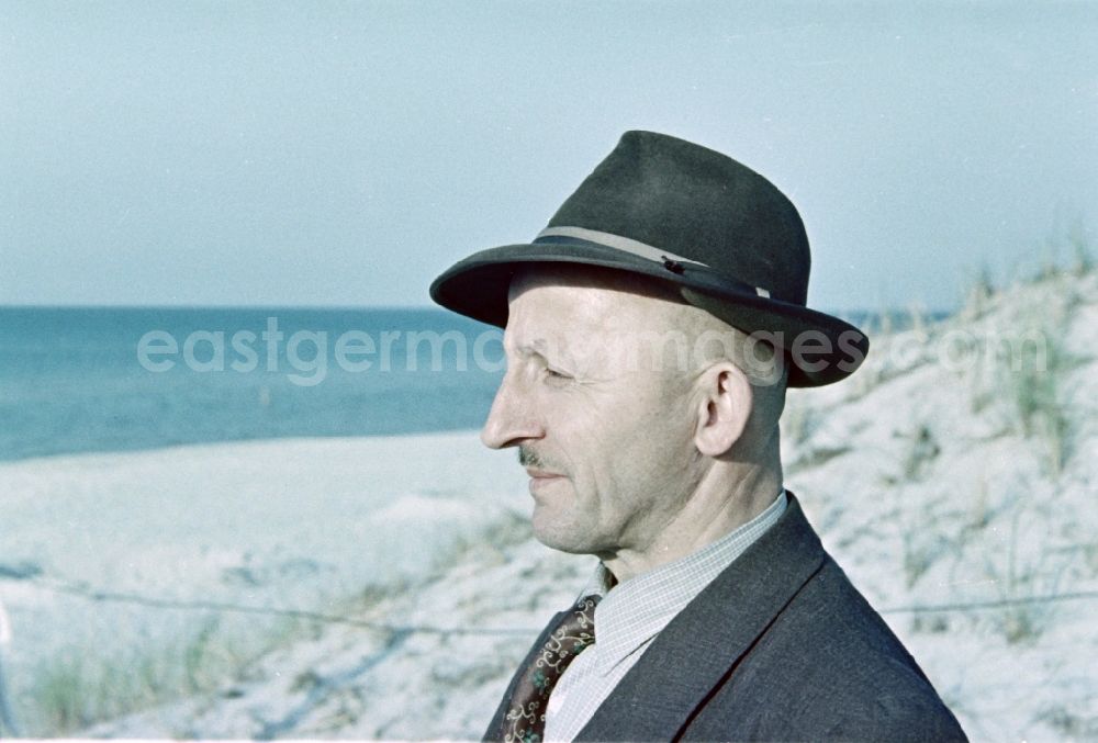 GDR photo archive: Prerow - Portrait of the financial officer Bruno Richard Gebser wearing a hat and suit on a midsummer beach in Prerow in the state of Mecklenburg-Vorpommern on the territory of the former GDR, German Democratic Republic