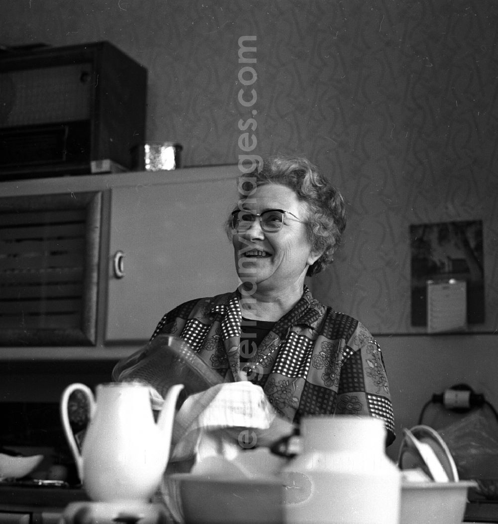 GDR photo archive: Berlin - Portrait of housewife Margarete Jacobi in her apartment in the district of Friedrichshain in Berlin East Berlin in the area of the former GDR, German Democratic Republic