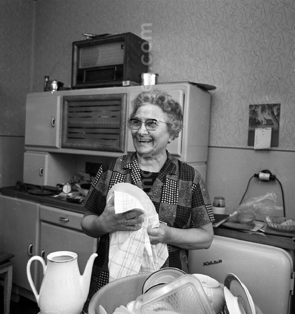 GDR picture archive: Berlin - Portrait of housewife Margarete Jacobi in her apartment in the district of Friedrichshain in Berlin East Berlin in the area of the former GDR, German Democratic Republic