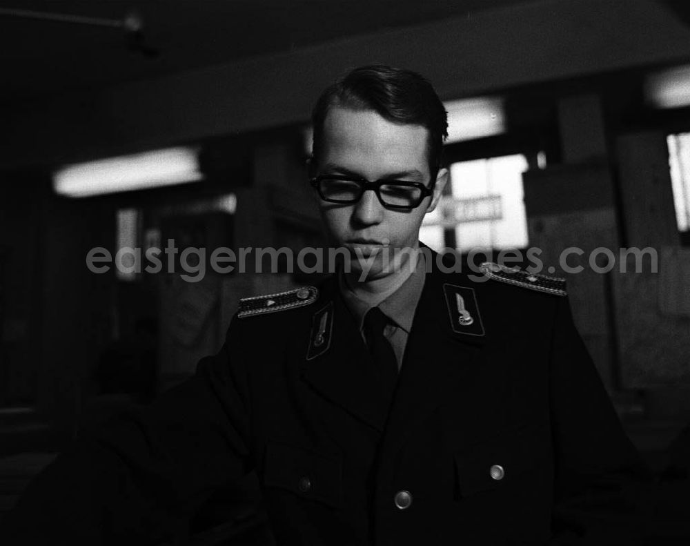 GDR photo archive: Potsdam - Hauptbahnhof / Bahnhof Pirschheide. Reichsbahner im Rang eines Untersekretärs bedient einen Edmondsonschen Fahrkartendrucker / Schalterdrucker.