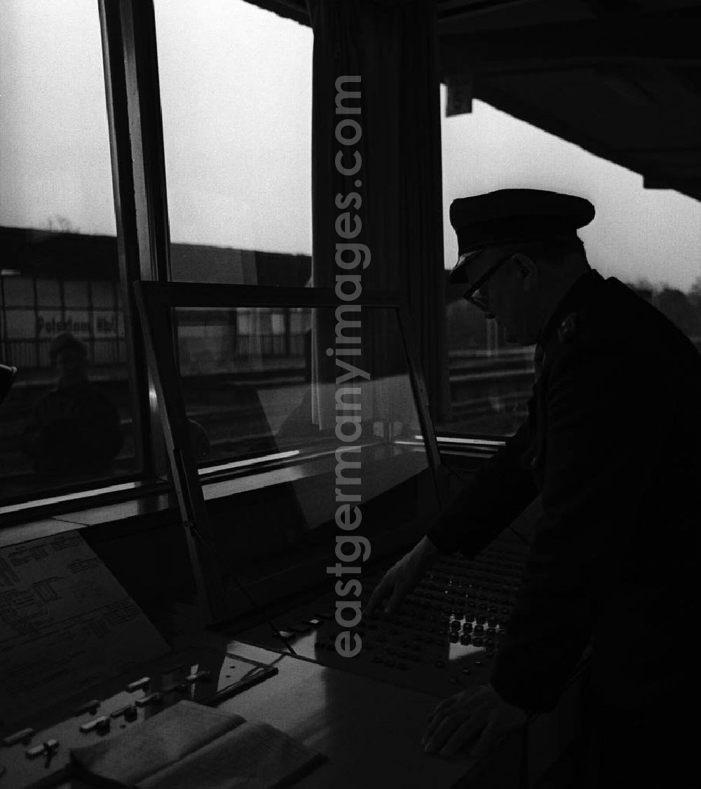 GDR image archive: Potsdam - Hauptbahnhof / Bahnhof Pirschheide. Eisenbahner im Rang eines Unterassistenten bedient das elektronische Stellwerk.