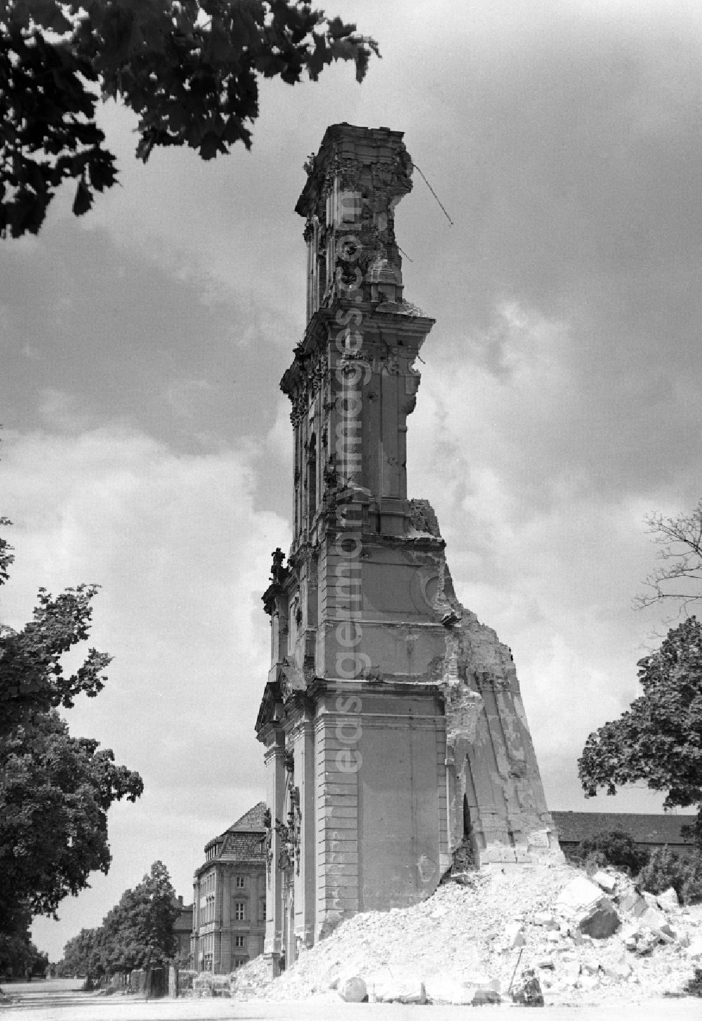 Potsdam: Abriss der Garnisonkirche. Blick von der Breite Straße auf die Reste vom Glockenturm. Die Garnisonkirche Potsdam wurde von Philipp Gerlach zwischen 1730 und 1735 auf Befehl Friedrich Wilhelm I. errichtet. Sie galt als ein Hauptwerk des preußischen Barock. Mit einem 88,40 Meter hohen Glockenturm überragte sie die anderen Bauten der Stadt. In der offenen Turmlaterne befand sich ein holländisches Glockenspiel mit 4