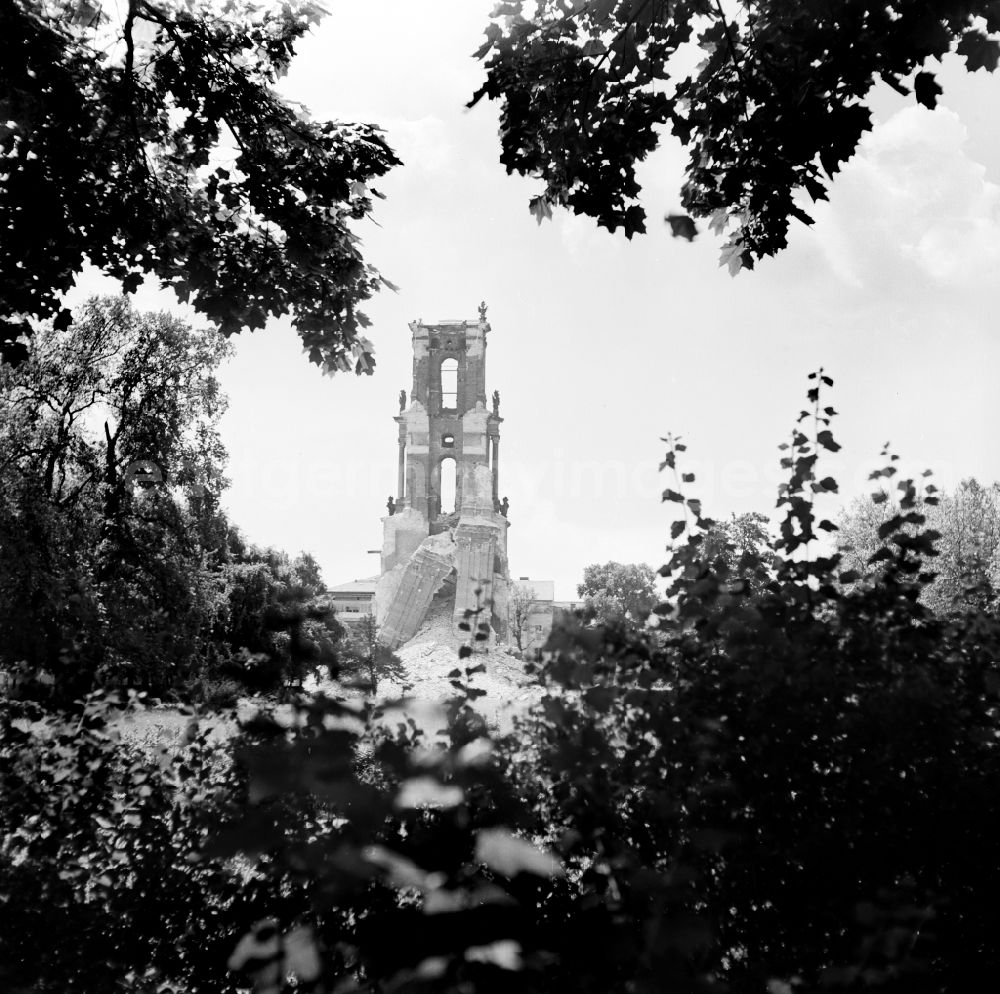 Potsdam: Abriss der Garnisonkirche. Romantischer Blick auf die Reste des Glockenturms aus nördlicher Richtung. Die Plantage genannte Parkanlage im Vordergrund ist heute überbaut. Die Garnisonkirche war die bedeutendste Barockkirche von Potsdam. Sie wurde von 1733 bis 1735 im Auftrag Friedrich Wilhelms I. errichtet. Am 21.März 1933 erlangte sie durch den Tag von Potsdam, in dessen Mittelpunkt sie stand, traurige Berühmtheit. Am 14. April 1945 brannte die Kirche nach einem Bombenangriff vollständig aus. Die Ruine wurde 1968 auf Beschluss der SED-Führung Potsdams gesprengt.