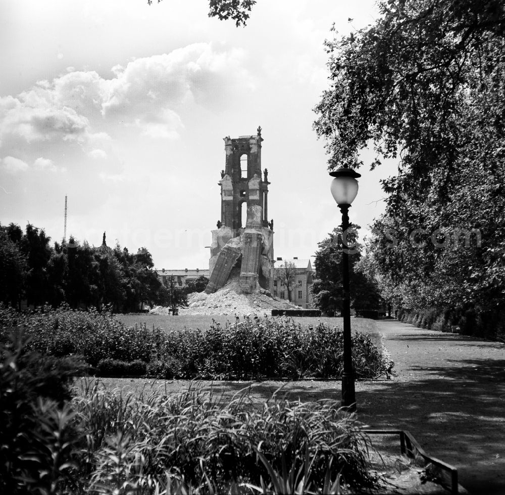 GDR image archive: Potsdam - Abriss der Garnisonkirche. Reste des Glockenturms gesehen von der nördlich gelegenen Yorkstrasse. Die Plantage genannte Parkanlage im Vordergrund ist heute überbaut. Die Garnisonkirche war die bedeutendste Barockkirche von Potsdam. Sie wurde von 1733 bis 1735 im Auftrag Friedrich Wilhelms I. errichtet. Am 21.März 1933 erlangte sie durch den Tag von Potsdam, in dessen Mittelpunkt sie stand, traurige Berühmtheit. Am 14. April 1945 brannte die Kirche nach einem Bombenangriff vollständig aus. Die Ruine wurde 1968 auf Beschluss der SED-Führung Potsdams gesprengt.