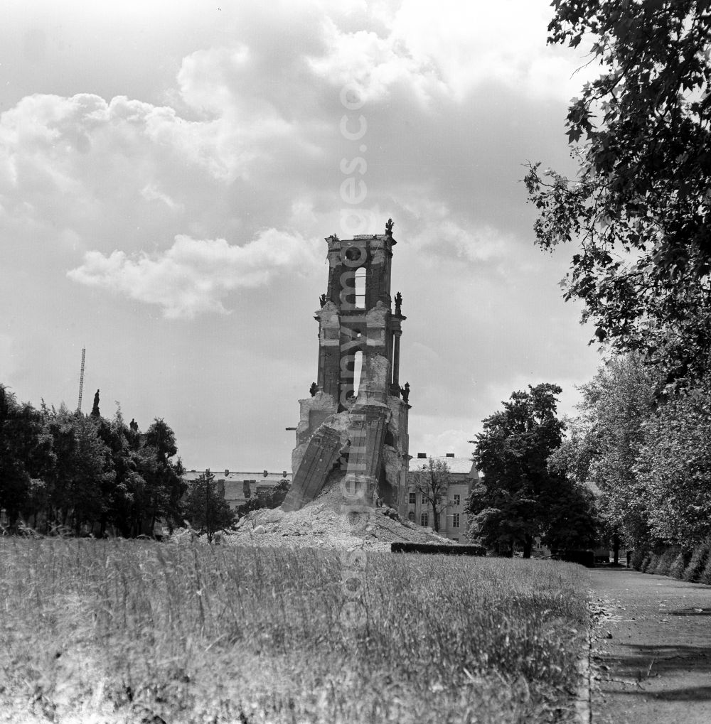 GDR picture archive: Potsdam - Abriss der Garnisonkirche. Romantischer Blick auf die Reste des Glockenturms aus nördlicher Richtung. Die Plantage genannte Parkanlage im Vordergrund ist heute überbaut. Die Garnisonkirche war die bedeutendste Barockkirche von Potsdam. Sie wurde von 1733 bis 1735 im Auftrag Friedrich Wilhelms I. errichtet. Am 21.März 1933 erlangte sie durch den Tag von Potsdam, in dessen Mittelpunkt sie stand, traurige Berühmtheit. Am 14. April 1945 brannte die Kirche nach einem Bombenangriff vollständig aus. Die Ruine wurde 1968 auf Beschluss der SED-Führung Potsdams gesprengt.