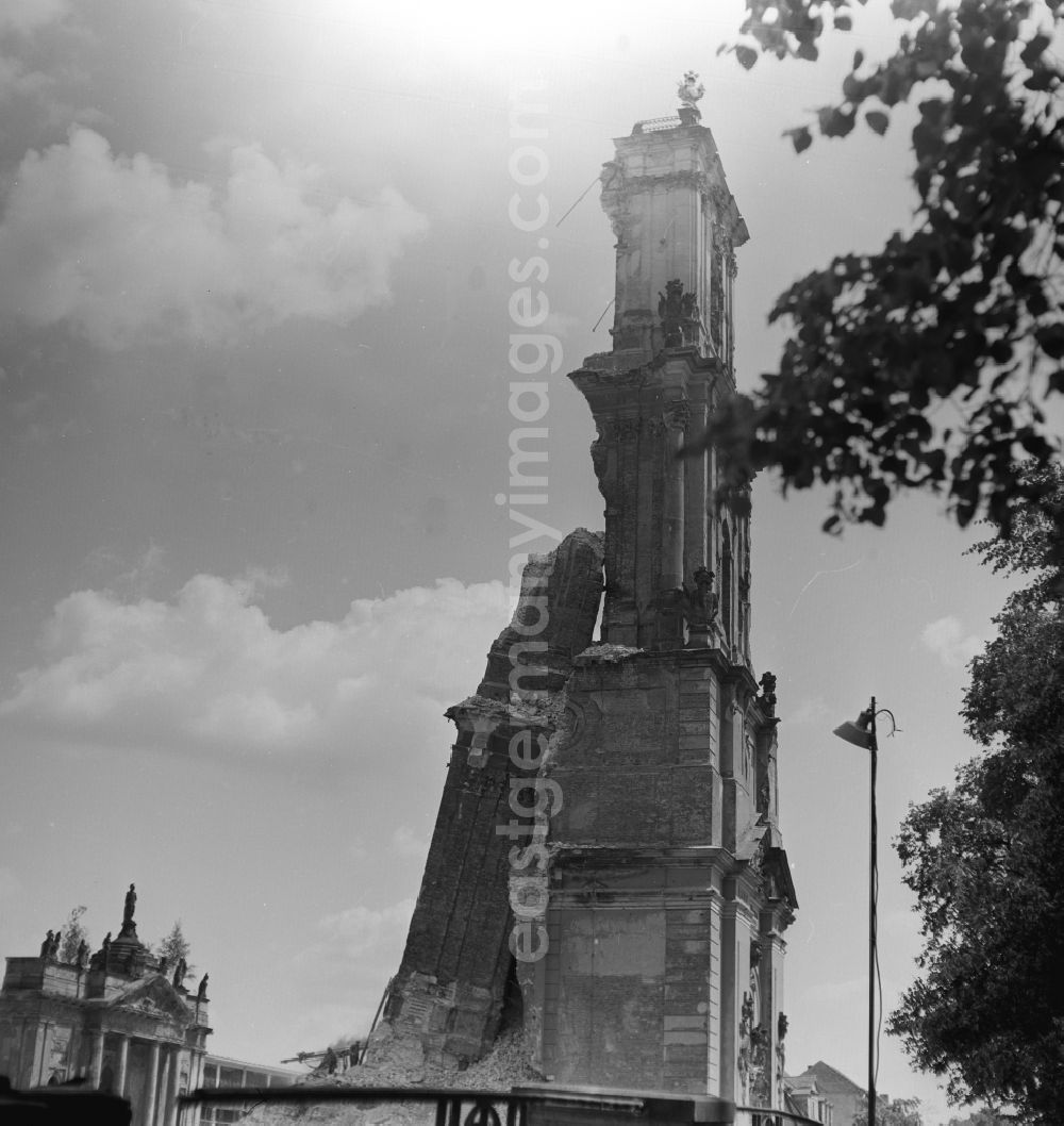 GDR photo archive: Potsdam - Abriss der Garnisonkirche. Blick auf die Reste des Glockenturms von der Breiten Brücke, links im Hintergrund das Portal des Langen Stalls / Marstall, dahinter die Kuppel der Nikolaikirche. Die Garnisonkirche war die bedeutendste Barockkirche von Potsdam. Sie wurde von 1733 bis 1735 im Auftrag Friedrich Wilhelms I. errichtet. Am 21.März 1933 erlangte sie durch den Tag von Potsdam, in dessen Mittelpunkt sie stand, traurige Berühmtheit. Am 14. April 1945 brannte die Kirche nach einem Bombenangriff vollständig aus. Die Ruine wurde 1968 auf Beschluss der SED-Führung Potsdams gesprengt.