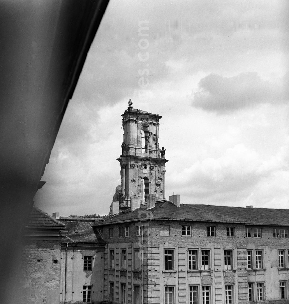 Potsdam: Abriss der Garnisonkirche. Blick auf die Reste des Glockenturms aus südlicher Richtung. Kamerastandort: Fenster der ehemaligen Kaserne in der Priesterstrasse. Die Garnisonkirche war die bedeutendste Barockkirche von Potsdam. Sie wurde von 1733 bis 1735 im Auftrag Friedrich Wilhelms I. errichtet. Am 21.März 1933 erlangte sie durch den Tag von Potsdam, in dessen Mittelpunkt sie stand, traurige Berühmtheit. Am 14. April 1945 brannte die Kirche nach einem Bombenangriff vollständig aus. Die Ruine wurde 1968 auf Beschluss der SED-Führung Potsdams gesprengt.