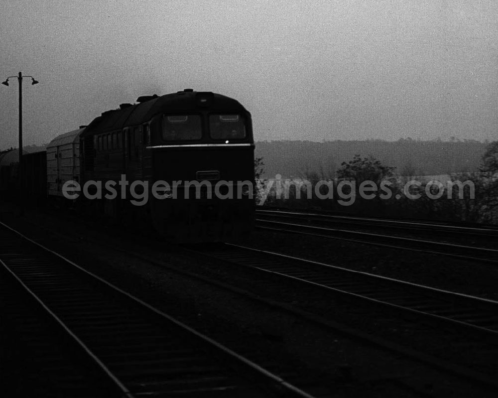 GDR image archive: Potsdam - Templiner Brücke. Ein Güterzug überquert den Templiner See/ Havel, gezogen von einer russichen Diesellok Baureihe 120. Die ersten etwa 10