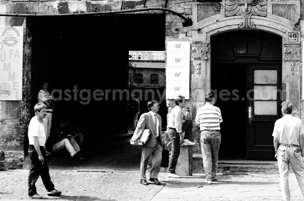 GDR picture archive: Berlin-Prenzlauer Berg - Prenzlauer Berg/Berlin Greifenhagener Str. 46 West-Firma verdrängt DDR-Unternehmen 06.08.9