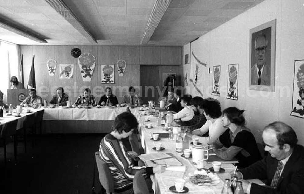 GDR image archive: Berlin - 12.05.1987 Pressefest-Konferenz im Blauen Salon von Neues Deutschland Umschlagnr.: 5