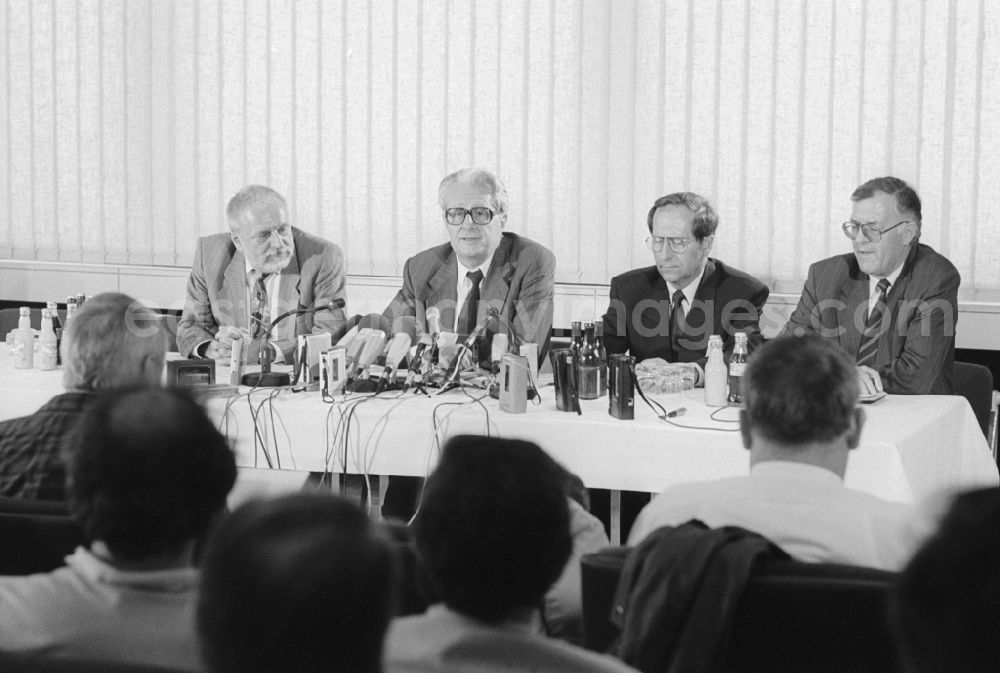 GDR photo archive: Joachimsthal - Press meeting after the meeting Hans-Jochen Vogel with Erich Honecker in the hunting lodge Hubertusstock in Joachimsthal in the Schorfheide in the state of Brandenburg in the territory of the former GDR, German Democratic Republic